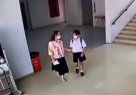 โซเชียลถล่มยับ ครูตบนักเรียนหน้าหัน ฉุนเด็กไม่ยอมเรียกแม่