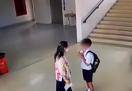 โซเชียลถล่มยับ ครูตบนักเรียนหน้าหัน ฉุนเด็กไม่ยอมเรียกแม่