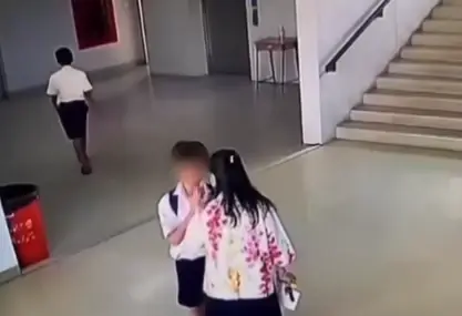 โซเชียลถล่มยับ ครูตบนักเรียนหน้าหัน ฉุนเด็กไม่ยอมเรียกแม่