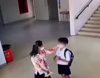 โซเชียลถล่มยับ ครูตบนักเรียนหน้าหัน ฉุนเด็กไม่ยอมเรียกแม่
