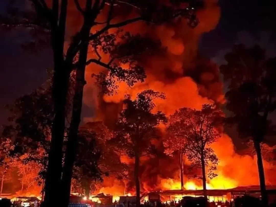 พ่อค้าแม่ค้าร่ำไห้โฮ หมดตัวชั่วพริบตา ตลาดช่องจอม โดนไฟไหม้วอดกว่า 130 ร้าน