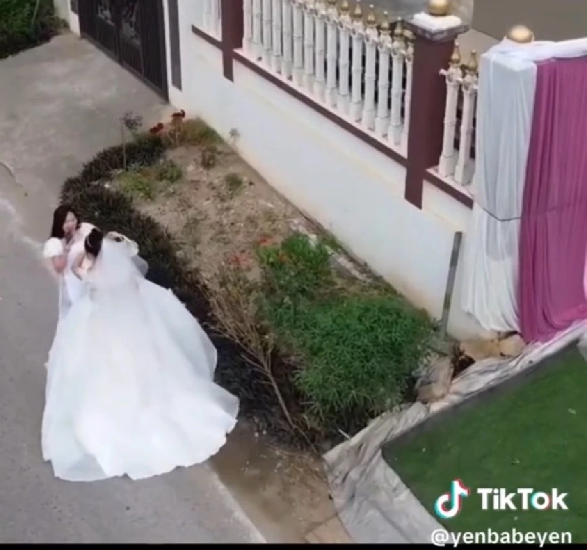 แขกตกใจ เจ้าสาววิ่งร้องไห้ออกจากงานแต่ง นาทีต่อมาน้ำตาซึมทั้งงาน