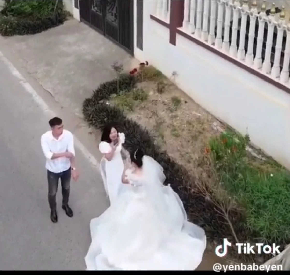 แขกตกใจ เจ้าสาววิ่งร้องไห้ออกจากงานแต่ง นาทีต่อมาน้ำตาซึมทั้งงาน