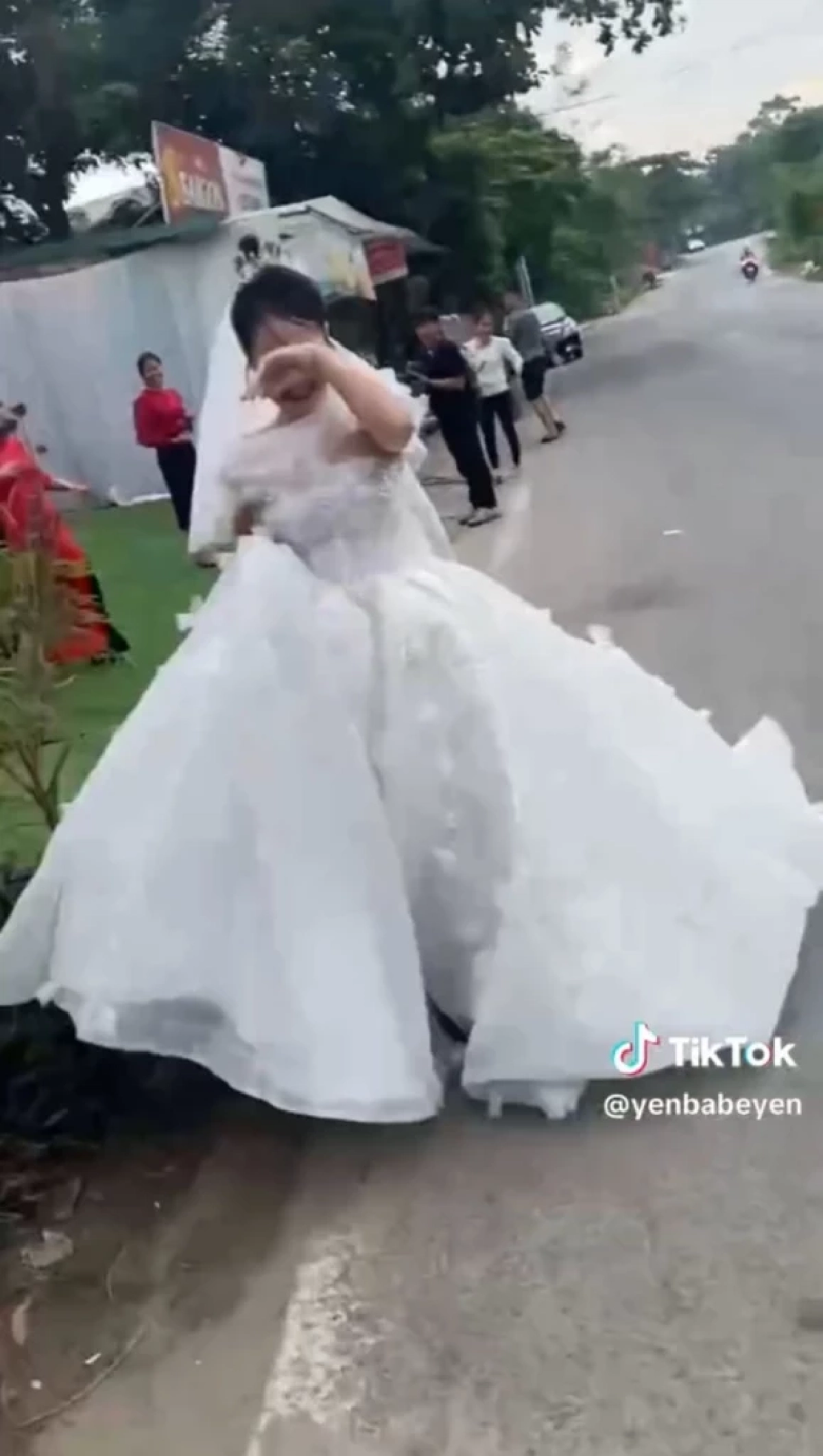 แขกตกใจ เจ้าสาววิ่งร้องไห้ออกจากงานแต่ง นาทีต่อมาน้ำตาซึมทั้งงาน