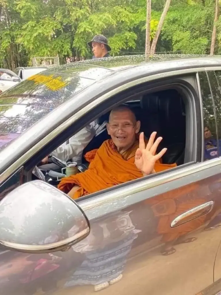 ส่องเลขเด็ด หลวงปู่ศิลา พระเกจิดัง ชูมือบอกเลข ลุ้นโชคงวด 1 ก.ค. 67
