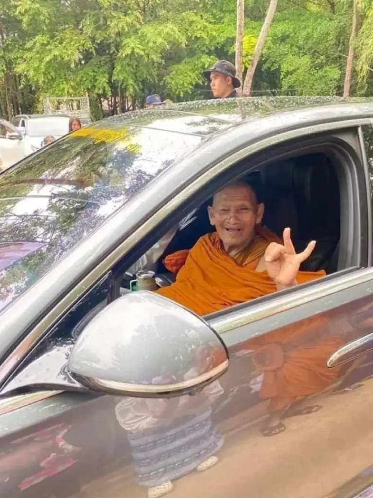 ส่องเลขเด็ด หลวงปู่ศิลา พระเกจิดัง ชูมือบอกเลข ลุ้นโชคงวด 1 ก.ค. 67