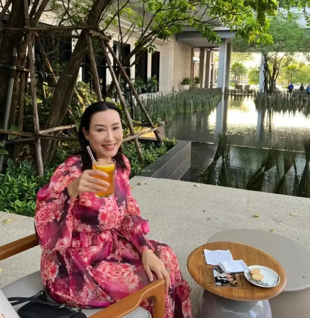 ส่องภาพ แหม่ม เนาวรัตน์ เจ้าของตำนาน "อีโล้นซ่าส์" ปัจจุบันยังสวยไม่สร่าง