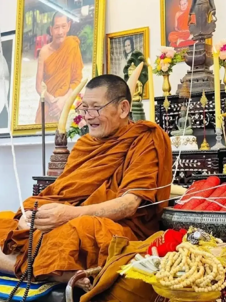 ส่องเลขเด็ด หลวงปู่ศิลา พระเกจิดัง ชูมือบอกเลข ลุ้นโชคงวด 1 ก.ค. 67