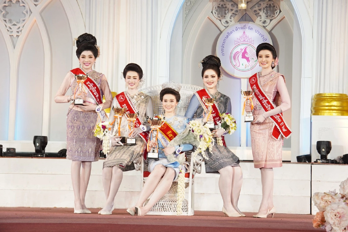 สวยจนมงลง รู้จัก โซเฟียร์ สทอตต์ ธิดาผ้าหมี่-ขิด ปี 67 ดีกรีแชมป์หลายเวที