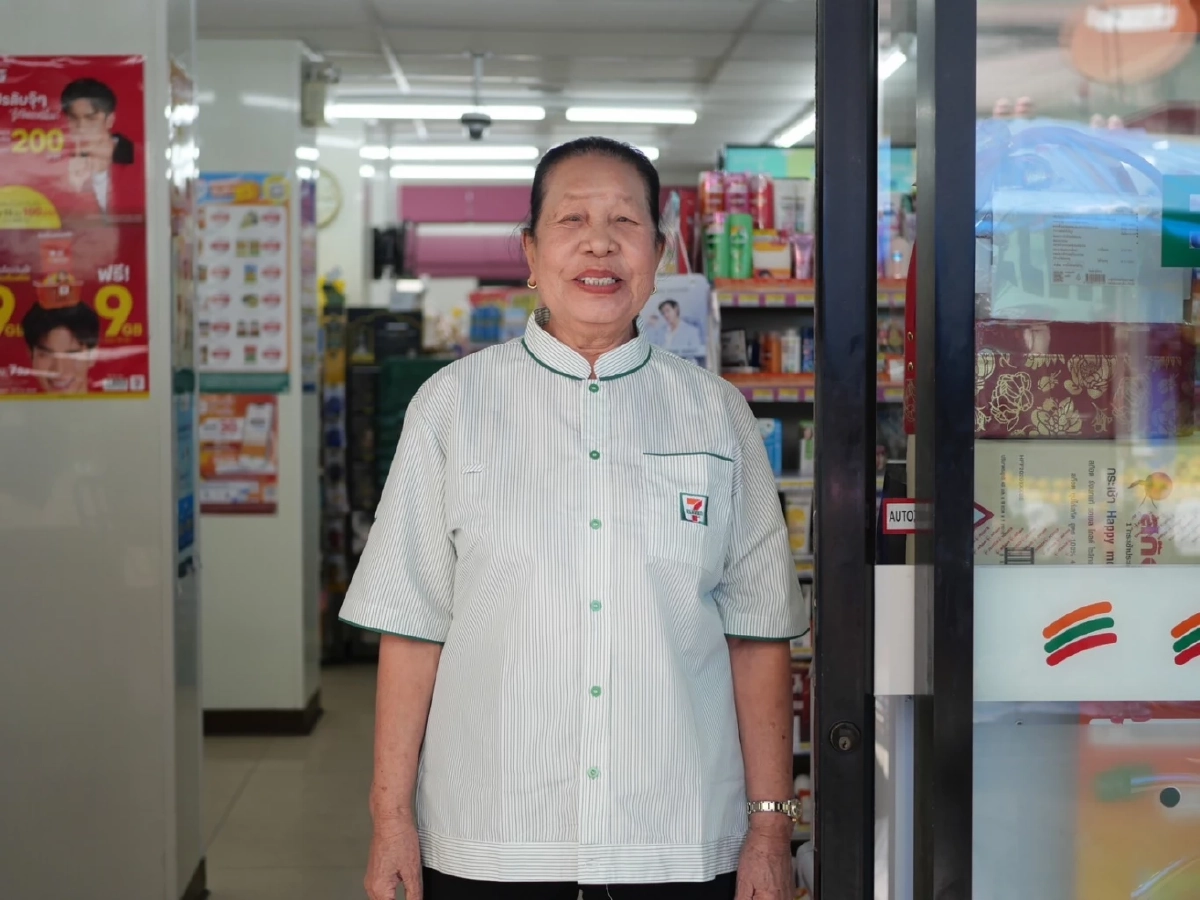 รู้จัก \"ป้านวล\" พนักงานเซเว่นอายุมากที่สุดในไทย สนับสนุนศักยภาพผู้สูงวัย