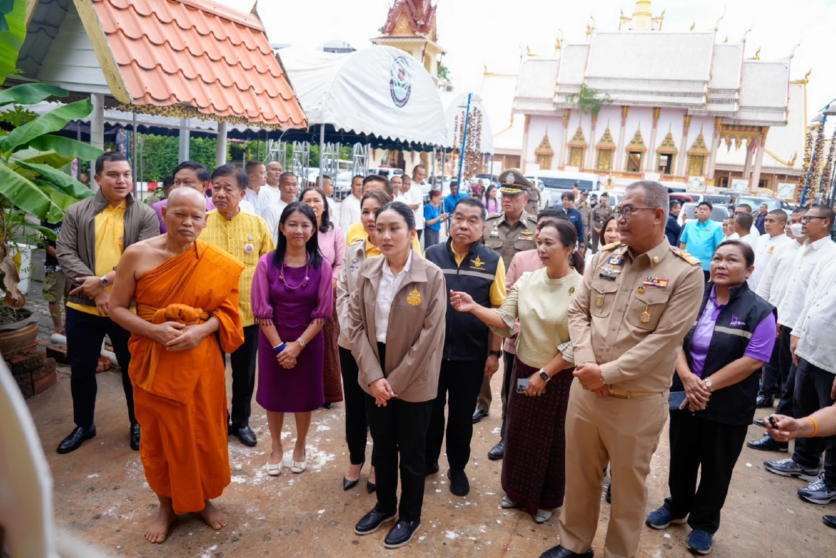 แพทองธาร ลงพื้นที่เยี่ยมชมชุมชนทำเทียนพรรษา ใช้ในงานแห่เทียน
