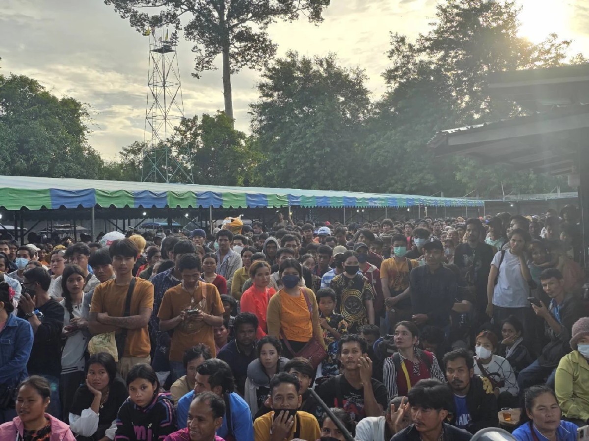 แนวชายแดนระอุ! ชาวกัมพูชานับพันแห่กลับประเทศผ่านด่านจันทบุรี