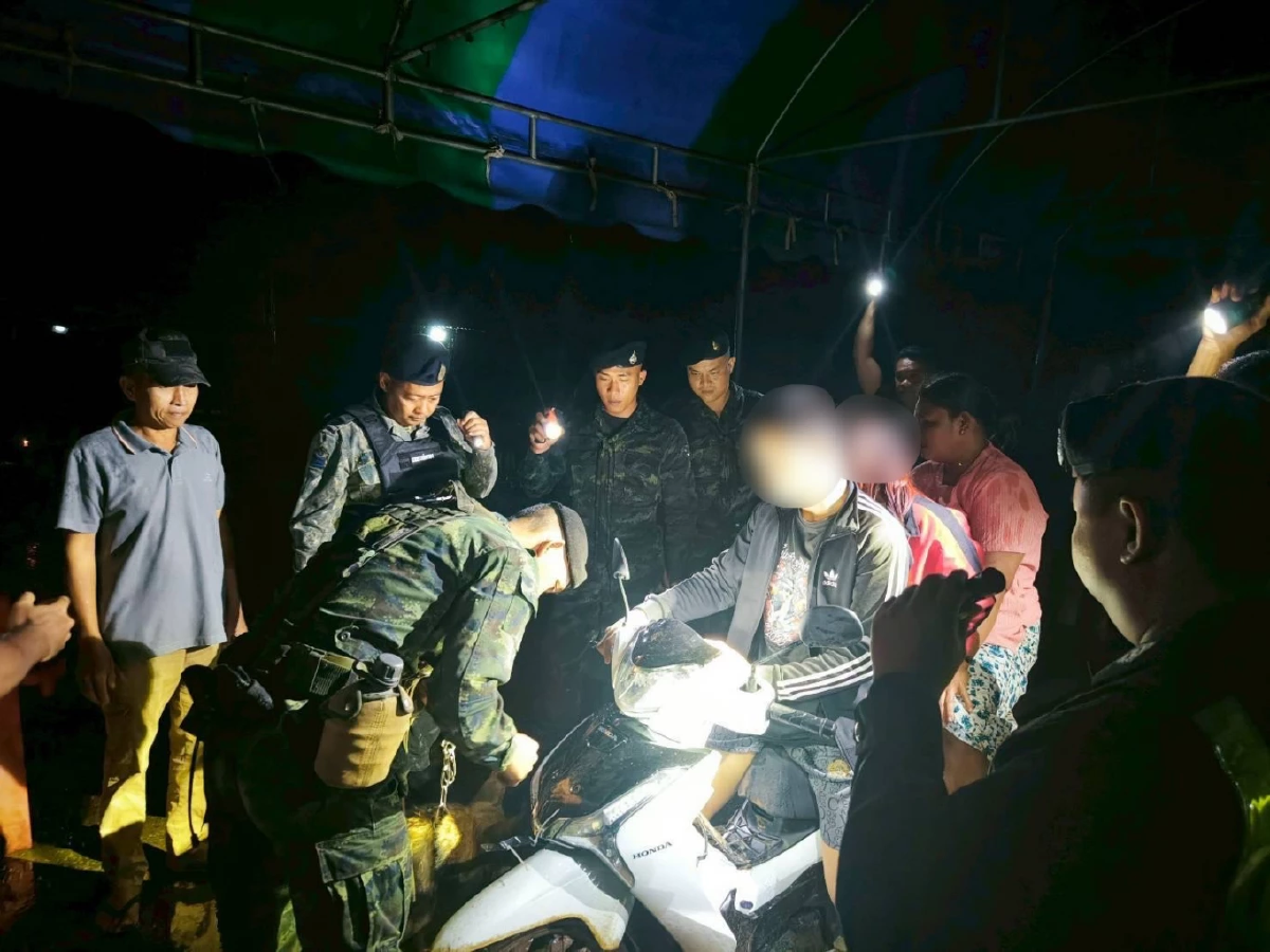 สกัดจับหนุ่มวัย 22 ซุกยาเสพติดในโคมไฟหน้ารถมอเตอร์ไซค์