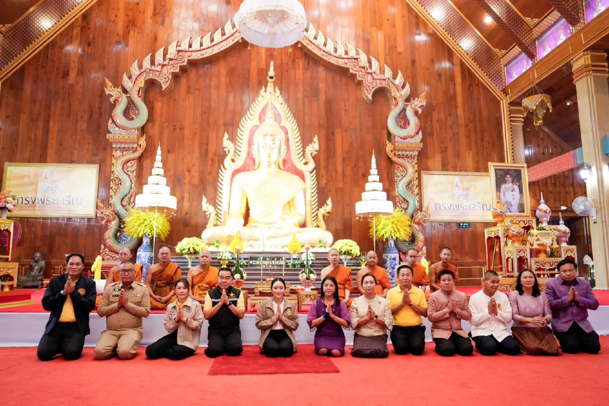 แพทองธาร ลงพื้นที่เยี่ยมชมชุมชนทำเทียนพรรษา ใช้ในงานแห่เทียน