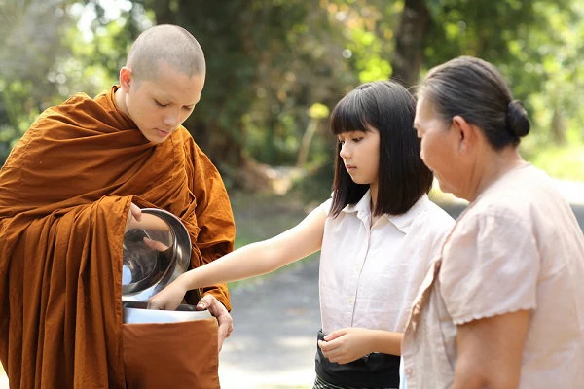 “อาบัติ” สะท้อนด้วยศิลปะ “กอล์ฟ” ตอกย้ำด้วยข้อเท็จจริง แต่สิ่งที่ทั้งสองเรื่องร่วมกันคือ “การตั้งคำถามต่อวินัยสงฆ์และศีลธรรมในสังคมไทย” หลายฝ่ายออกมาวิพากษ์ ทั้งในเชิงจริยธรรม สื่อศาสนา และบทบาทของโซเชียลมีเดียที่ทำให้ข่าวแพร่กระจายอย่างไร้กรอง คำถามที่ทิ้งไว้ให้สังคมคือ: สุดท้ายแล้ว เรากำลังปกป้องผ้าเหลือง หรือปกปิดพฤติกรรมของคนในผ้าเหลือง? “อาบัติ” เคยถูกด่าว่า "หมิ่นศาสนา" แต่สิ่งที่เกิดกับ "กอล์ฟ" กลับเลวร้ายกว่าที่หนังเคยเล่า “เราควรตำหนิหนังที่เตือนสติ หรือควรสะเทือนใจกับพระที่ทำลายศรัทธาด้วยมือของตัวเอง?” “ในอดีตเราแบนสิ่งแต่งขึ้น วันนี้เรากลับปล่อยให้ความจริงทำลายศาสนา” ข้อคิดที่ควรตั้งคำถาม - ทำไมสังคมไทยยอมรับการ "กลบเกลื่อน" ความจริงมากกว่าการ "เผชิญหน้า" กับมัน? - เมื่อเหตุการณ์ในภาพยนตร์กลายเป็นความจริง ใครกันแน่ที่ควรถูกตั้งคำถาม? - ศาสนาไทยต้องการผู้นำที่สะอาด หรือเพียงแค่ภาพลักษณ์ที่ดูดี?