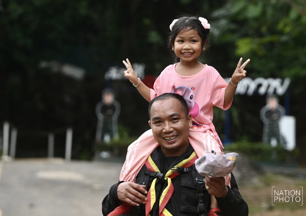 ดวงใจของพ่อ หนูน้อยวัย 4 ขวบขี่คอพ่อทหารพรานหลังไม่ได้เจอกันนาน