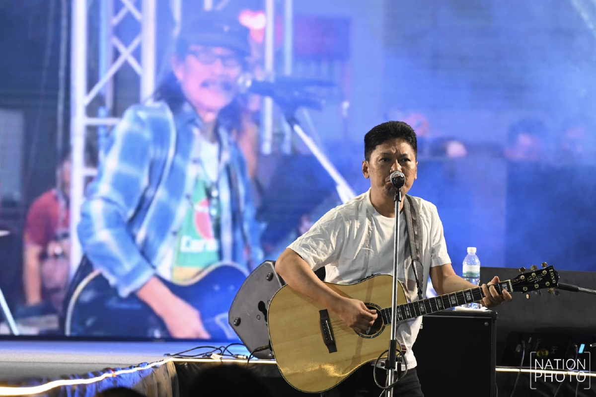 เสก โลโซ นำวงมีนบุรีขึ้นเวที แอ๊ด คาราบาว ร่วมแจมคอนเสิร์ต