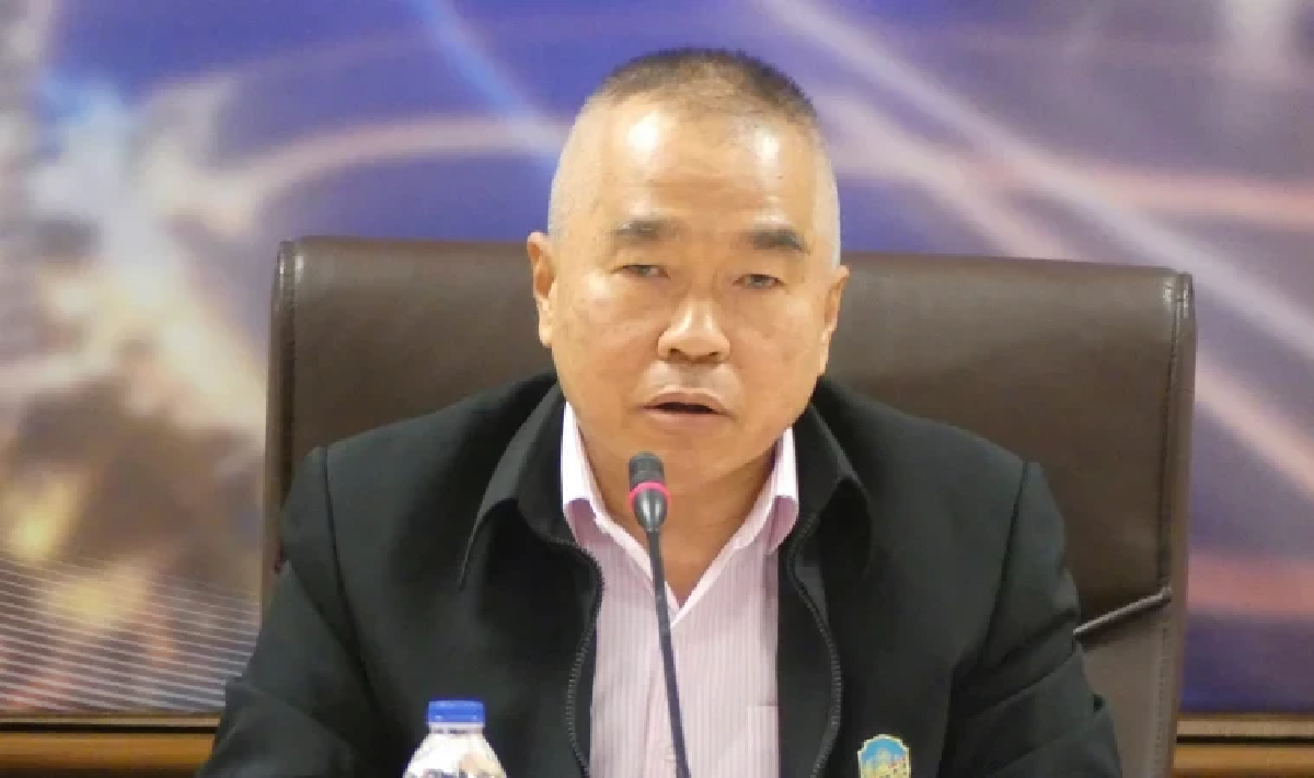 “พล.อ.ณัฐพล” โอด ถูกด่าอ่อนข้อกัมพูชา ยันไม่อยากให้บานปลายเป็นความขัดแย้ง . วันที่ 21 ก.ค.68 ที่ทำเนียบรัฐบาล พลเอกณัฐพล นาคพาณิชย์ รัฐมนตรีช่วยว่าการกระทรวงกลาโหม และผู้อำนวยการศูนย์เฉพาะกิจบริหารสถานการณ์บริเวณชายแดนไทย–กัมพูชา (ศบ.ทก.) ให้สัมภาษณ์ก่อนการประชุม ศบ.ทก. ถึงกรณีกัมพูชาขนมวลมาป่วนที่ปราสาทตาเมือนธม จ.สุรินทร์ ว่า รัฐบาลกัมพูชาจะบอกว่าไม่รู้ไม่ได้ เพราะมาเป็นหลักพันคน แต่ถ้าไม่รู้ก็ต้องแก้ไขทำความเข้าใจกับประชาชนไม่ใช่ปล่อยให้ประชาชนกัมพูชา มาทำแบบเมื่อวานนี้ ซึ่งเป็นสิ่งที่ไทยดูอยู่ทั้งหมด เราไม่อยากให้บรรยากาศเป็นไปด้วยความเครียด ซึ่งตนอยากจะบอกกับสื่อมวลชนว่าขณะนี้ประชาชนตามแนวชายแดน 7 จังหวัดเดือดร้อนมาก . “เขากดดันผมว่า เมื่อไหร่จะจบเสียที ผมอยู่ตรงนี้ผมต้องรักษาบรรยากาศจะต้องไม่อ่อนแอหรือเข้มแข็งเกินไป จนหาที่ลงไม่ได้ ผมจะโดนทั้ง 2 ทาง ขณะนี้พี่น้องอีก 70 จังหวัด ก็จะมาด่าว่า ทำไมดูไม่เข้มแข็งเด็ดขาด เหมือนหมานำราชสีห์ แต่ไม่เคยสนใจพี่น้อง 7 จังหวัดชายแดน ว่าเขาเดือดร้อนอย่างไร แต่ผมไม่อยากให้ไปทำข่าวว่าประชาชน 7 จังหวัดชายแดนเดือดร้อนอย่างไร เพราะไม่อยากให้กัมพูชาทราบว่าของเราก็แย่อยู่ วันนี้ผมบอกหมด พูดความจริงหมดแล้ว สื่อจะได้เข้าใจภาพรวมทั้งหมด ว่าปัจจุบันประเทศเราเป็นอย่างไร จะได้เข้าใจว่าทีมงานของผมเหน็ดเหนื่อยขนาดไหน ตัวผมไม่ต้องสนใจหรอก เพราะเมื่อผมตัดสินใจมาอยู่ตรงนี้ก็ต้องรับภาระอย่างนี้ ผมทำใจมาก่อนแล้ว”