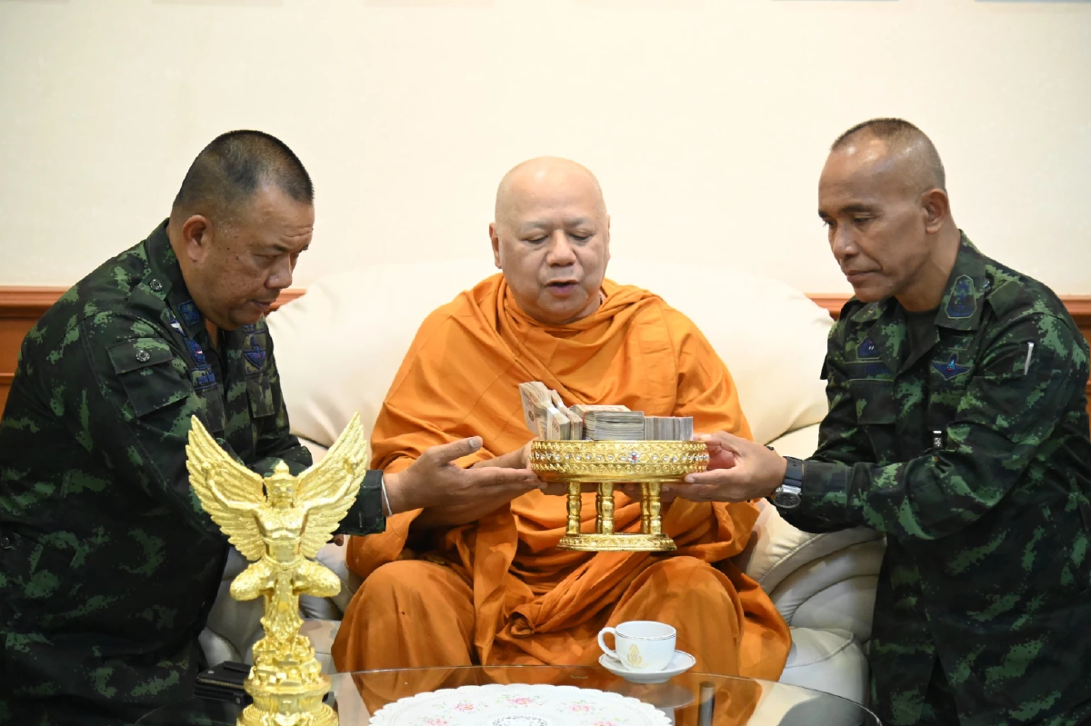 หลวงพ่อวราห์ มอบเงิน 1 ล้านบาท พร้อมด้วยวัตถุมงคลให้แก่ทหาร