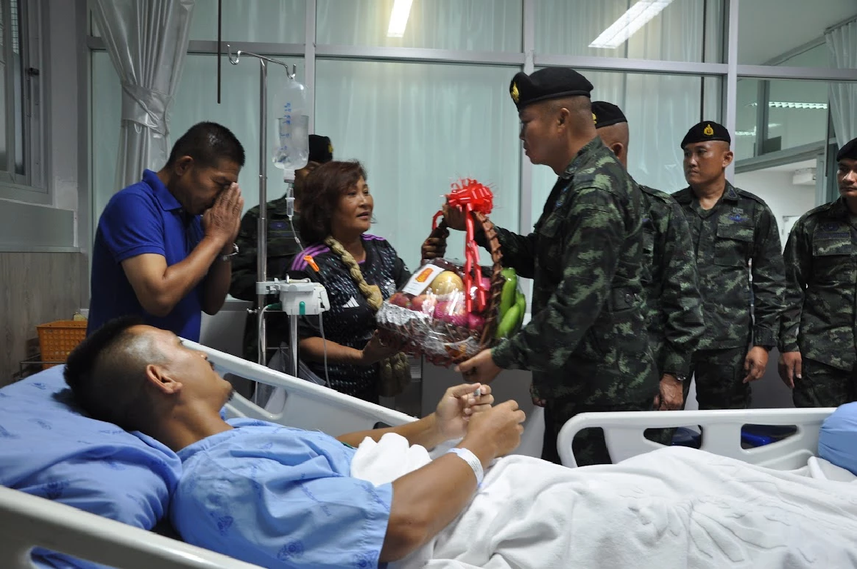 แม่ทัพภาคที่ 2  เยี่ยมให้กำลังใจทหารที่ได้รับบาดเจ็บ