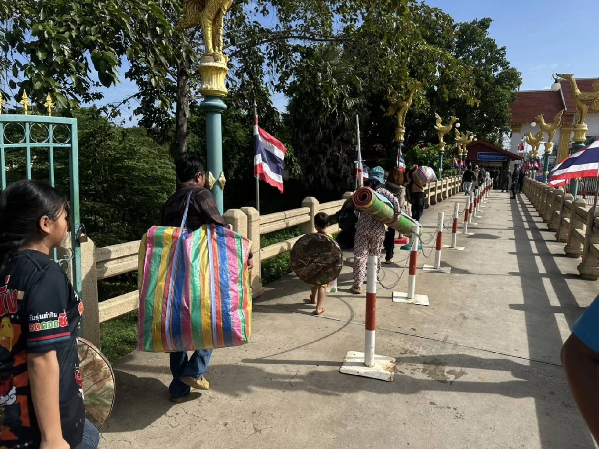แนวชายแดนระอุ! ชาวกัมพูชานับพันแห่กลับประเทศผ่านด่านจันทบุรี