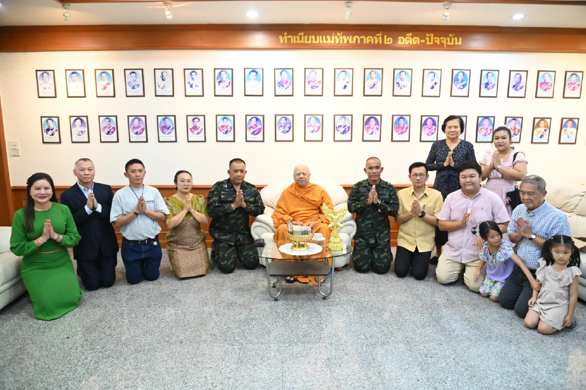 หลวงพ่อวราห์ มอบเงิน 1 ล้านบาท พร้อมด้วยวัตถุมงคลให้แก่ทหาร
