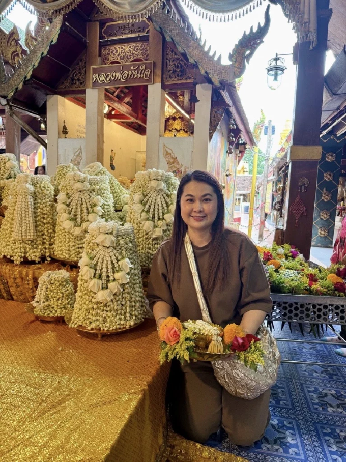 จูน เพ็ญชุลี ทำบุญวัดพระธาตุดอยคำ โชว์ใบเซียมซีศาลปู่แสะย่าแสะ