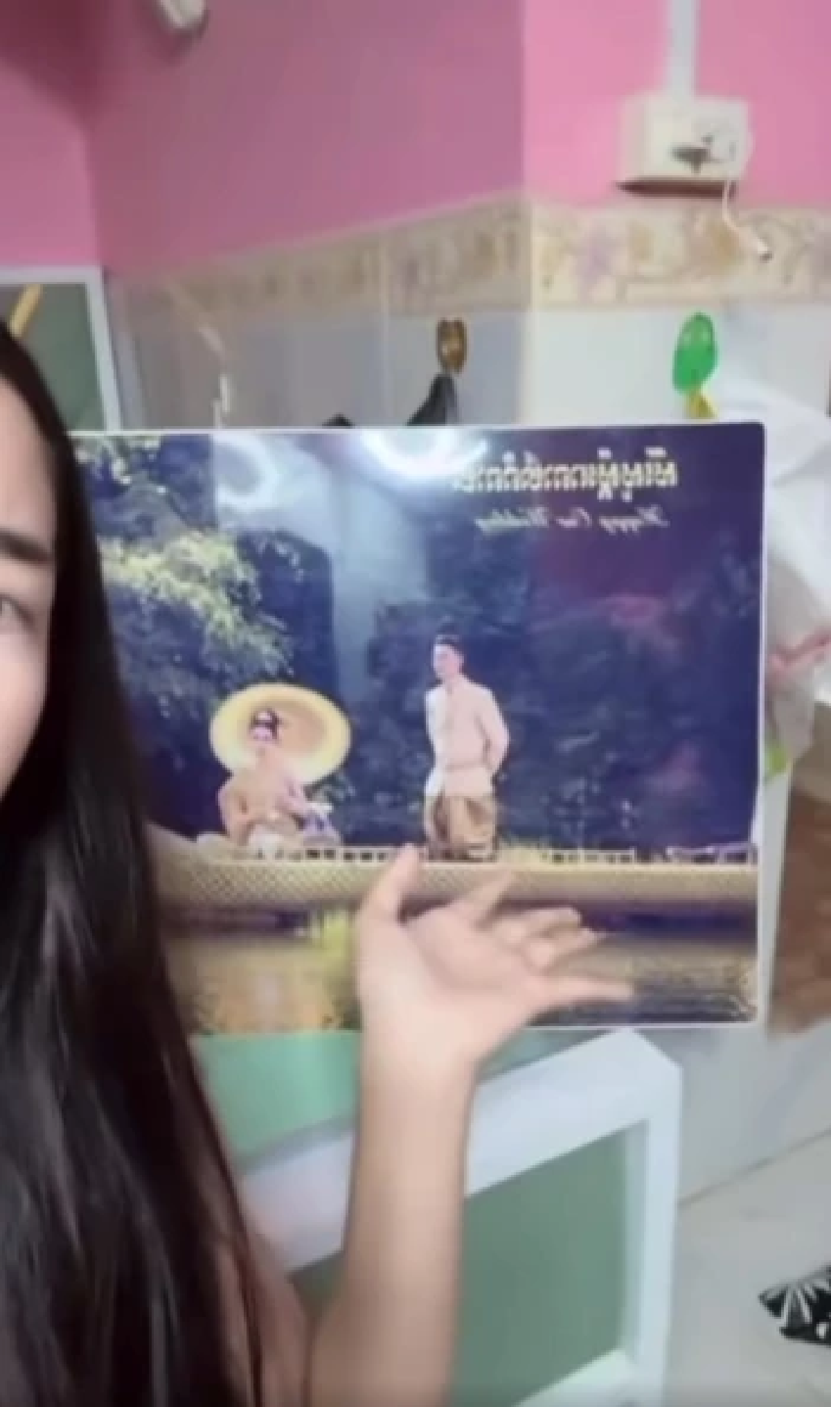 \"สาวแว่นกัมพูชาเสื้อชมพู\" อวดลูก อวดผัว อวดบ้าน อวดอาชีพแท้จริง