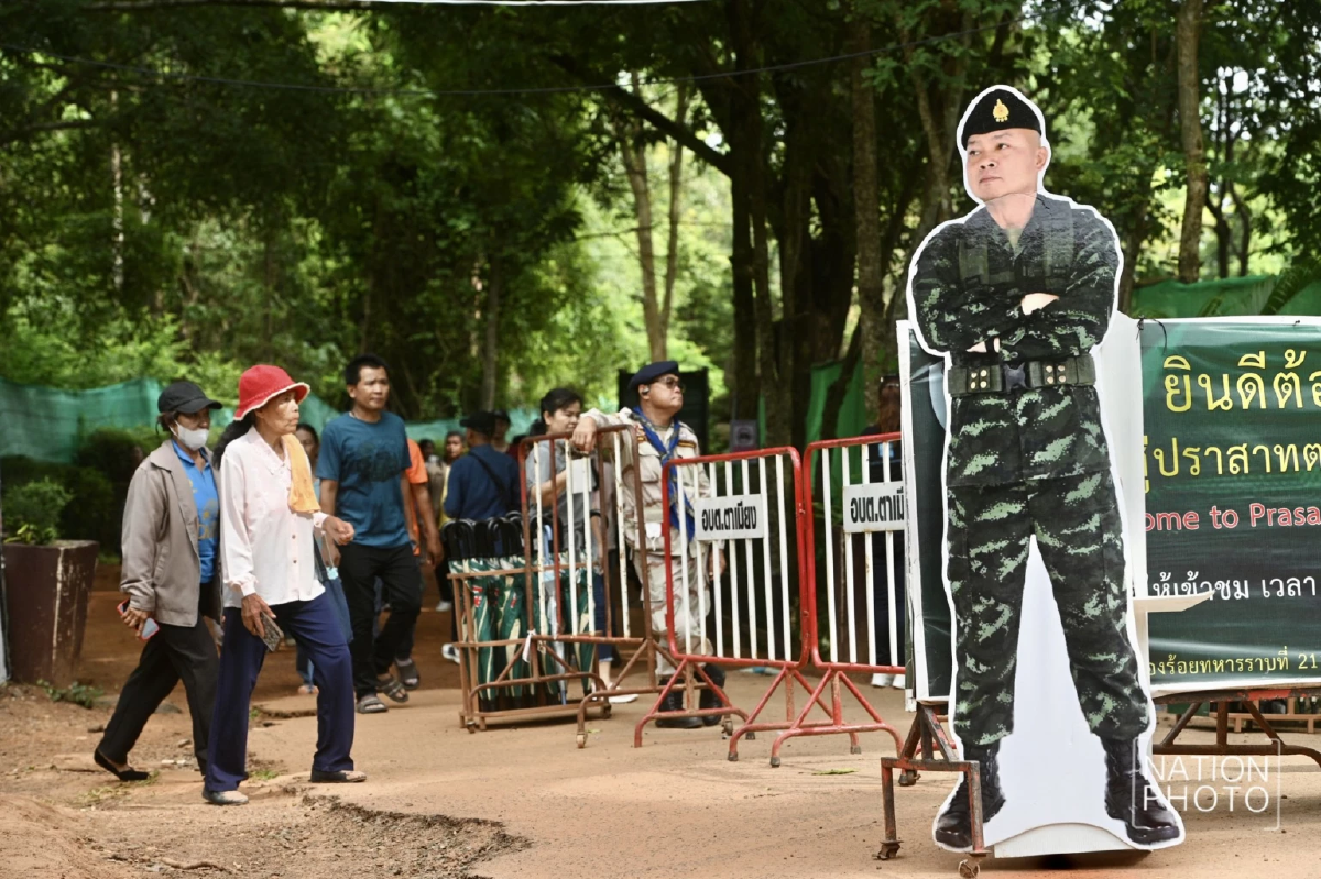 นักท่องเที่ยวร่วมถ่ายภาพกับ Standee พล.ท.บุญสิน พาดกลาง