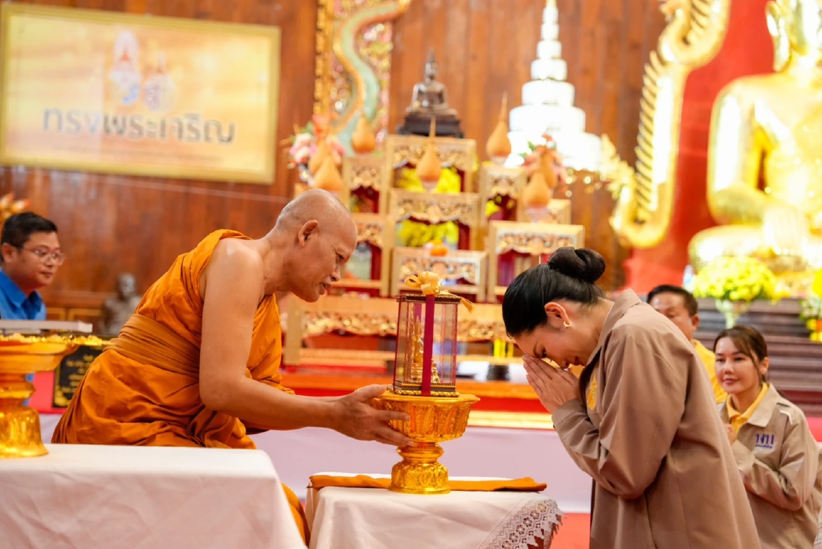 แพทองธาร ลงพื้นที่เยี่ยมชมชุมชนทำเทียนพรรษา ใช้ในงานแห่เทียน