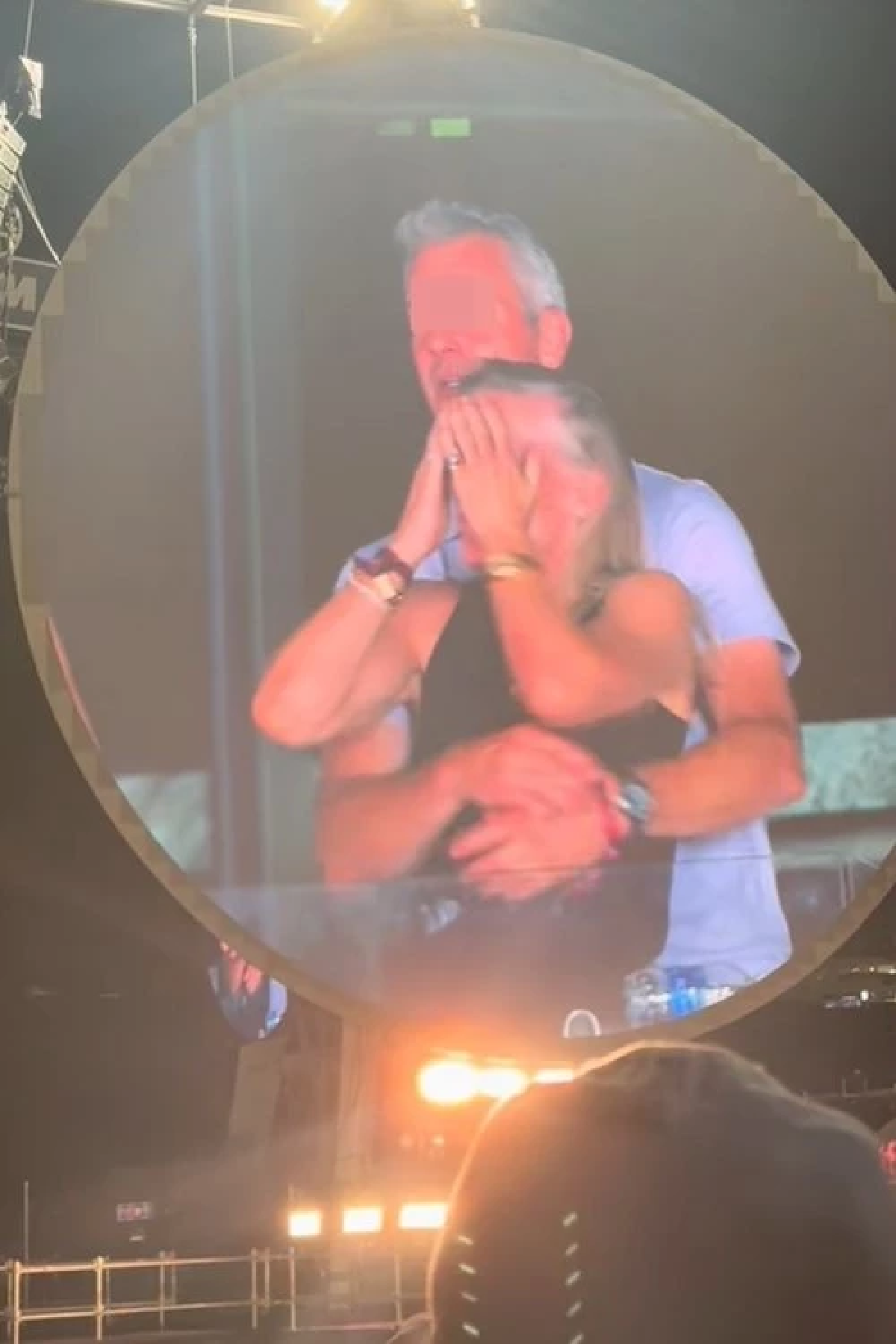 CEO บริษัทดัง มีชู้เป็นคนใกล้ตัว โป๊ะแตกเพราะ คอนเสิร์ต Coldplay