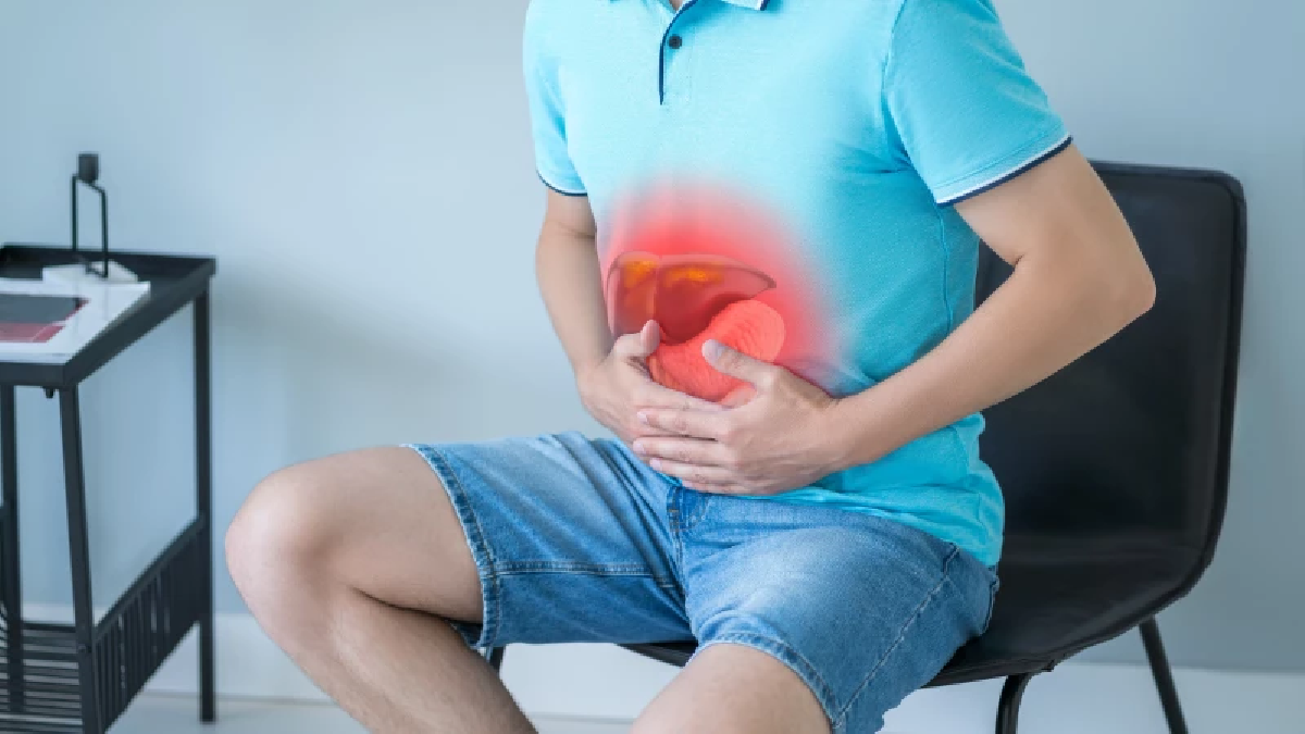 ไขมันพอกตับ NAFLD คืออะไร? NAFLD (Non-Alcoholic Fatty Liver Disease) เป็นภาวะที่ไขมันสะสมในตับเกิน 5% ของน้ำหนักตับ ทั้งที่ไม่ได้ดื่มแอลกอฮอล์เลย ซึ่งปัจจุบันกลายเป็นโรคเรื้อรังที่พบได้มากที่สุด โดยมีประชากรทั่วโลกที่เป็นโรคนี้มากถึง 25% หากไม่รักษา อาจพัฒนาเป็น ตับแข็งหรือมะเร็งตับ ได้ในอนาคต  กลุ่มเสี่ยงที่ควรเฝ้าระวังเป็นพิเศษ 1.ผู้ที่มีภาวะ อ้วนลงพุง 2.ผู้ป่วย เบาหวานชนิดที่ 2 3.ผู้ที่มี ไขมันในเลือดสูง หรือความดันโลหิตสูง 4.ผู้ที่มี ประวัติครอบครัวเป็นโรคตับ  ผู้ที่อยู่ในกลุ่มนี้ควรเข้ารับการตรวจสุขภาพประจำปี โดยเฉพาะการตรวจค่าการทำงานของตับ (Liver Function Test) และใส่ใจการเปลี่ยนแปลงแม้เพียงเล็กน้อย เช่น สีเล็บ รูปร่างเล็บ หรือการเปลี่ยนแปลงผิวหนัง เพราะนี่อาจเป็น “สัญญาณเตือน” ของโรคร้ายที่ยังเงียบอยู่
