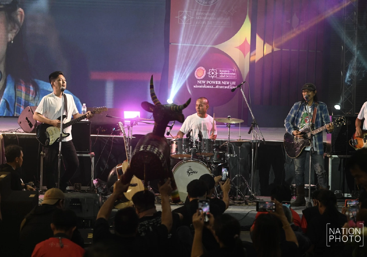 เสก โลโซ นำวงมีนบุรีขึ้นเวที แอ๊ด คาราบาว ร่วมแจมคอนเสิร์ต
