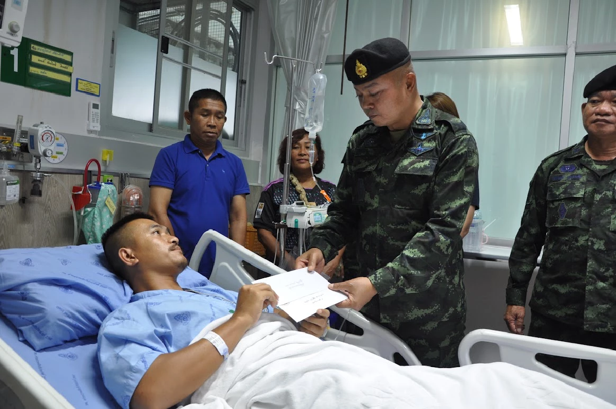 แม่ทัพภาคที่ 2  เยี่ยมให้กำลังใจทหารที่ได้รับบาดเจ็บ