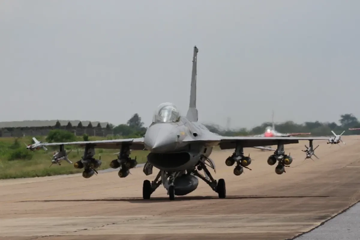เผยคลิปนาที เครื่องบิน F-16 บินวาร์ป ทิ้งไข่ล้างบางฐานทหารเขมร
