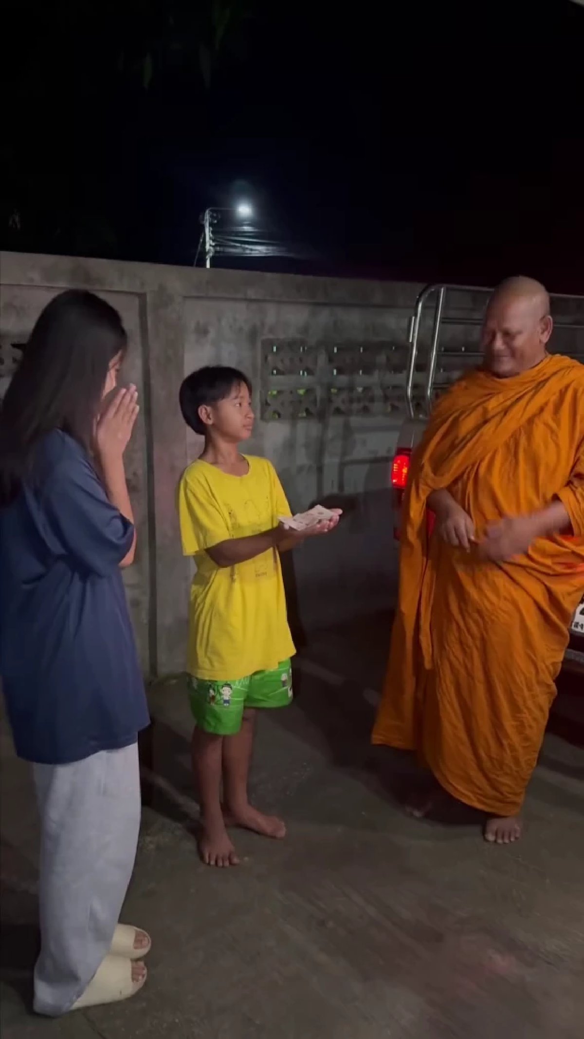 พระสร้างคน คนสร้างชาติ  เพราะความเมตตาเปลี่ยนชีวิต  น้องตุ๊กตา