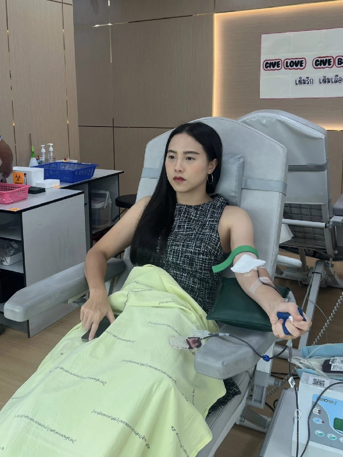 “ไอซ์ รักชนก” นำทีมบริจาคเลือด ช่วยทหารชายแดนไทย–กัมพูชา