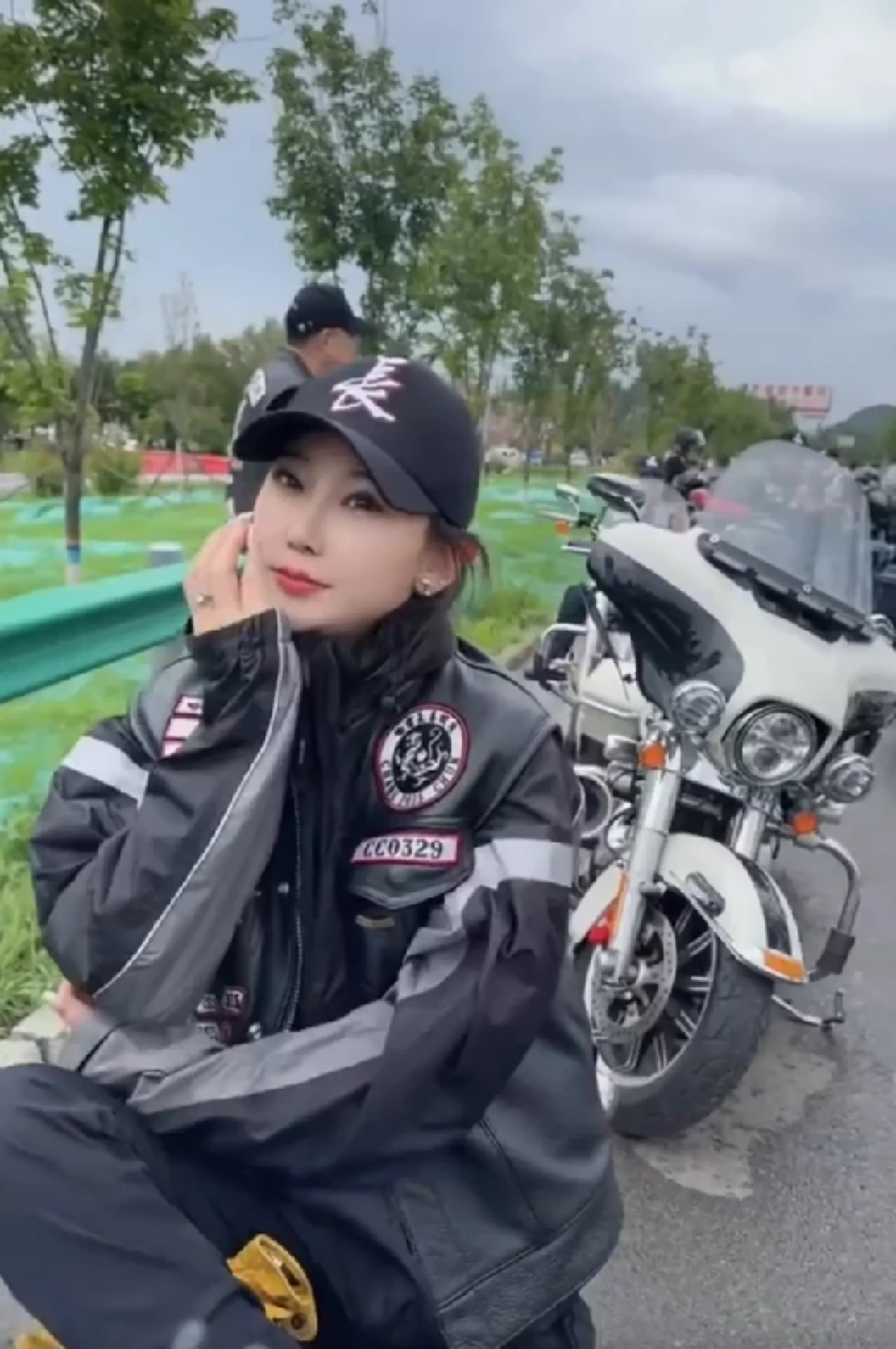 สุดเศร้า เน็ตไอดอลสายซิ่งชาวจีน ขี่ฮาร์เลย์ชนแบริเออร์ ดับสลด