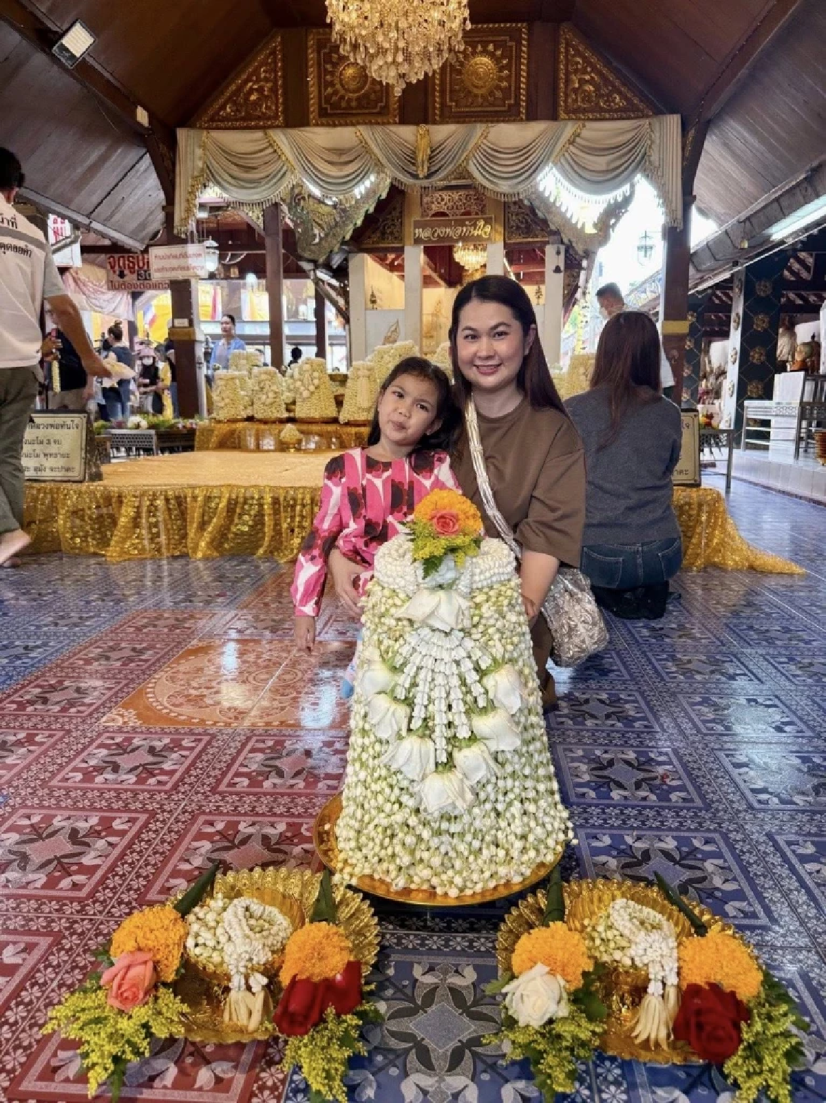 จูน เพ็ญชุลี ทำบุญวัดพระธาตุดอยคำ โชว์ใบเซียมซีศาลปู่แสะย่าแสะ