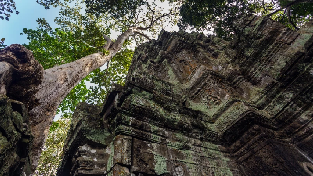 โบราณสถานใต้เงาความขัดแย้ง ความงามและเงียบงันของ &quot;ตาเมือนธม&quot;