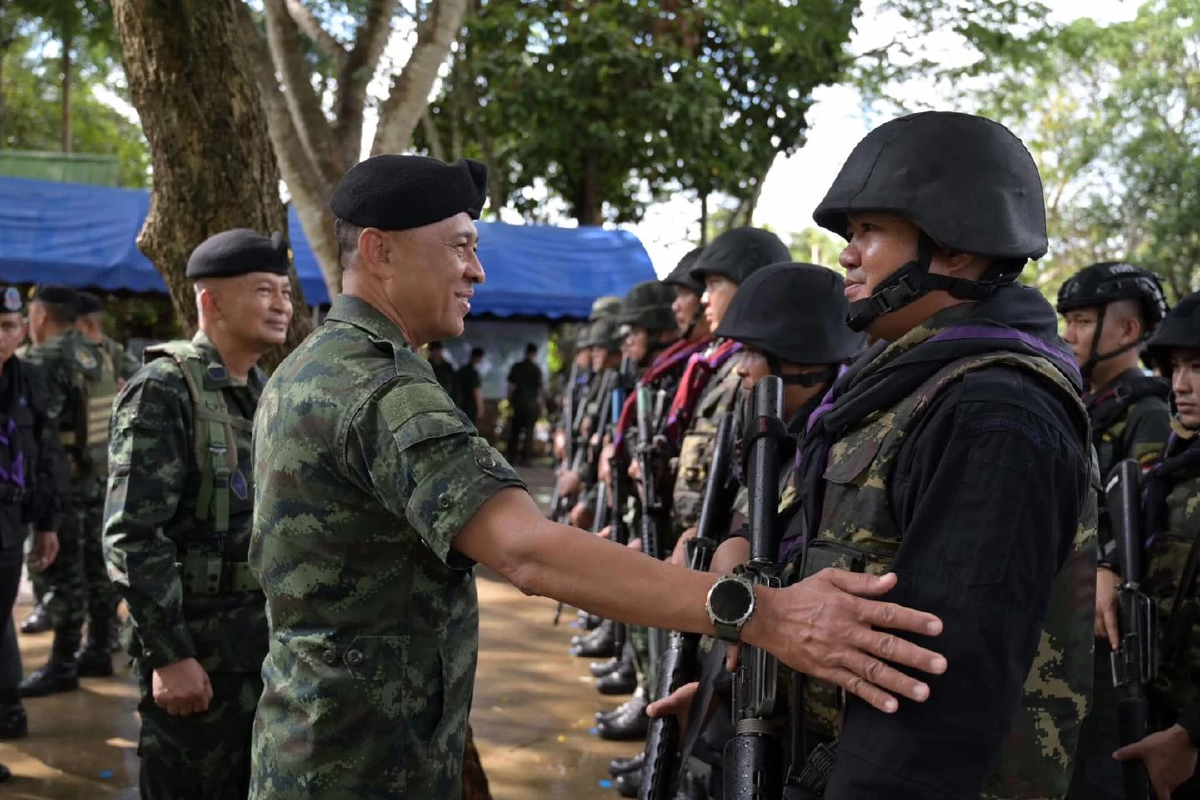 รอง ผบ.ทบ. ลงพื้นที่เยี่ยมกำลังพลชายแดนไทย-กัมพูชา