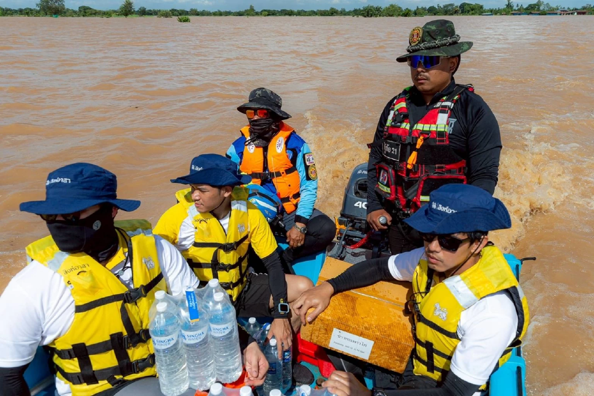 \"สิงห์อาสา\"ผนึก เครือข่ายกู้ภัย ลงพื้นที่สุโขทัย ช่วยผู้ประสบภัยน้ำท่วม