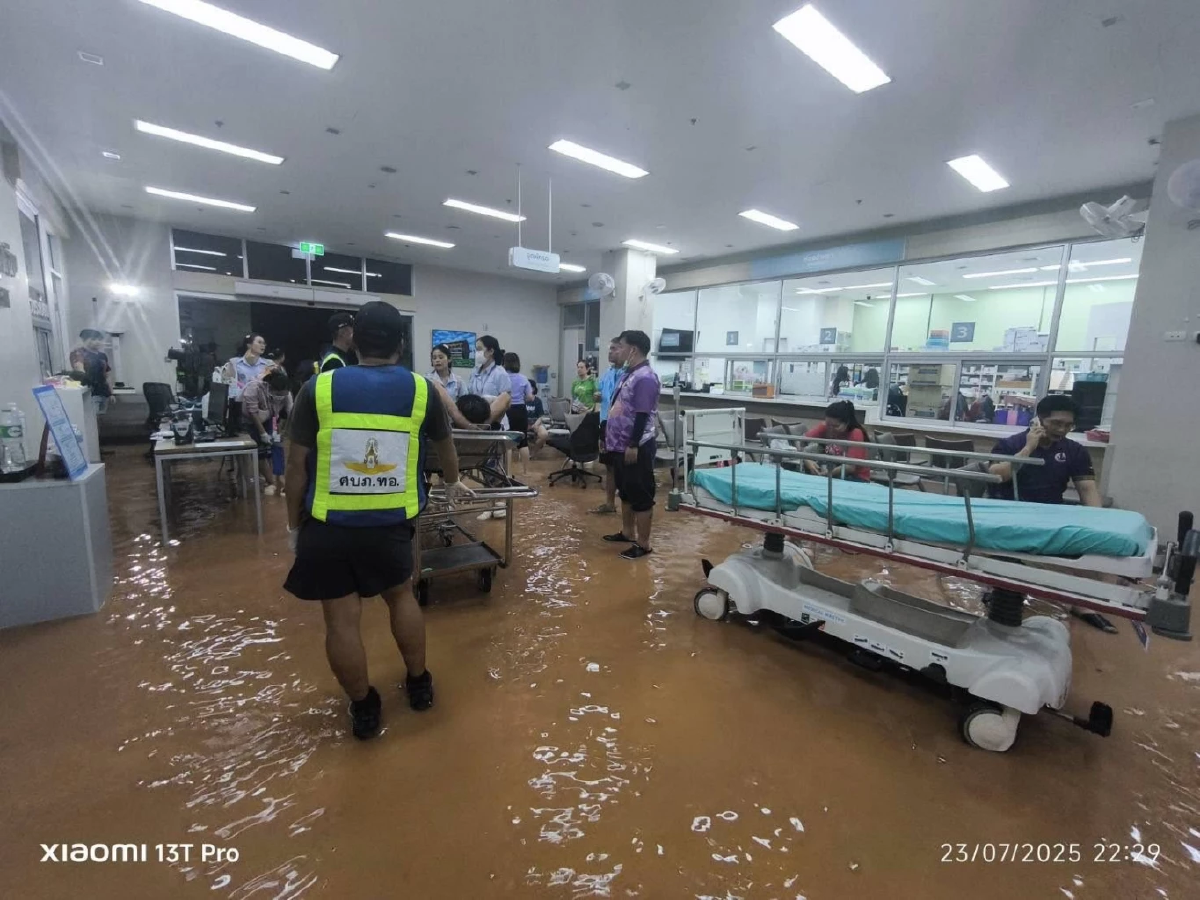 พนังกั้นน้ำพัง น้ำทะลักท่วม รพ.น่าน ย้ายผู้ป่วยหนัก-ห้องฉุกเฉินไปฐานทัพอากาศ