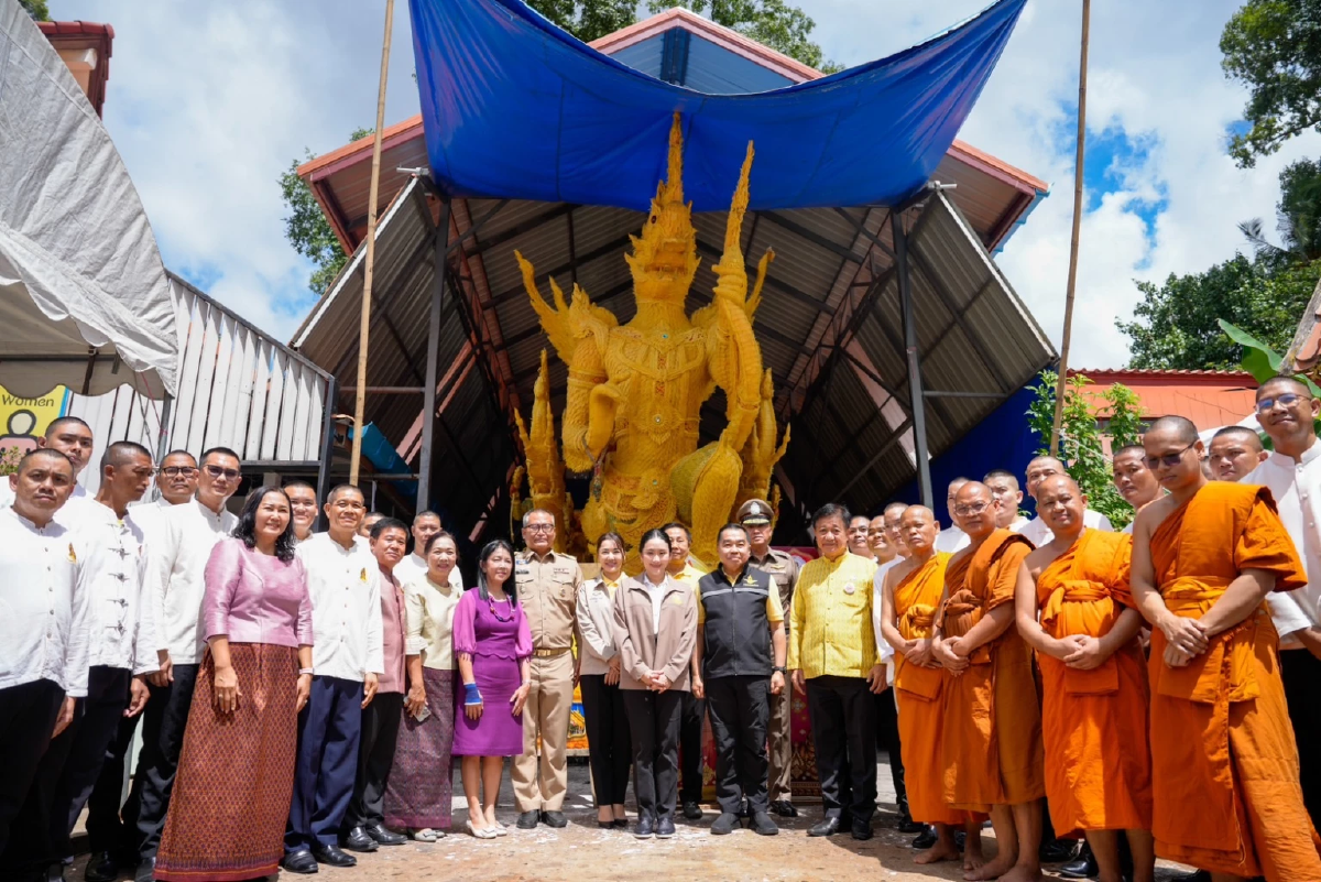 แพทองธาร ลงพื้นที่เยี่ยมชมชุมชนทำเทียนพรรษา ใช้ในงานแห่เทียน