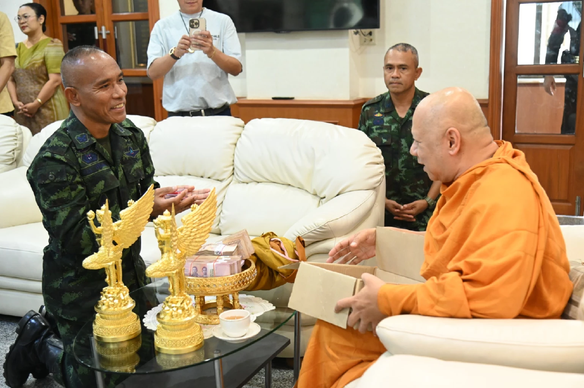 หลวงพ่อวราห์ มอบเงิน 1 ล้านบาท พร้อมด้วยวัตถุมงคลให้แก่ทหาร