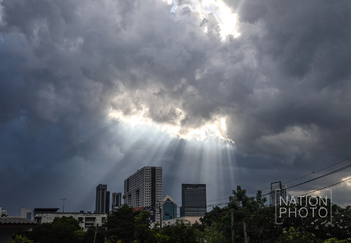 ปรากฏการณ์ทินดอลล์ (Tyndall Effect) ธรรมชาติรังสรรค์เหนือม่านเมฆ