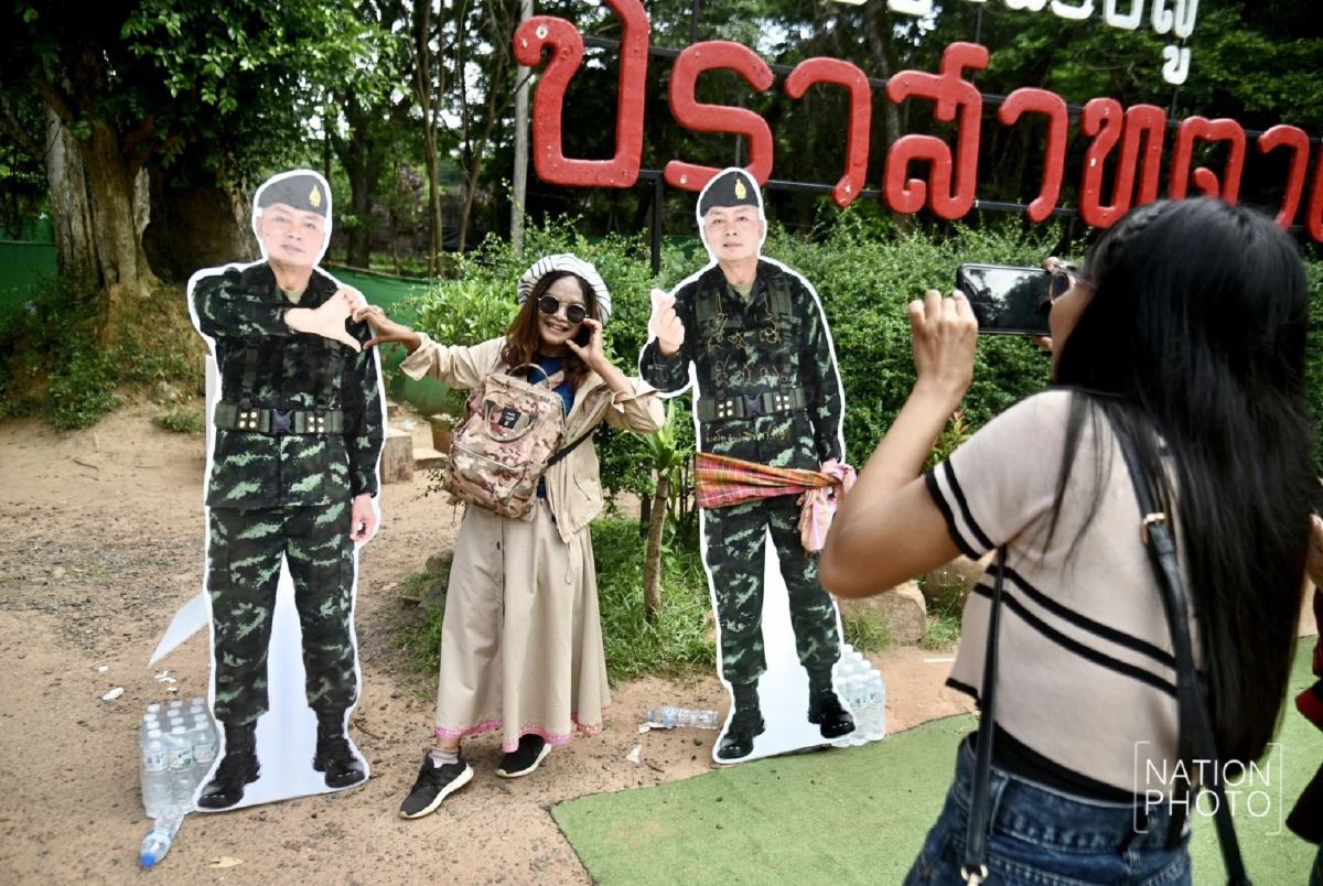 นักท่องเที่ยวร่วมถ่ายภาพกับ Standee พล.ท.บุญสิน พาดกลาง