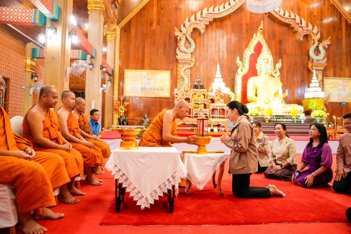 แพทองธาร ลงพื้นที่เยี่ยมชมชุมชนทำเทียนพรรษา ใช้ในงานแห่เทียน