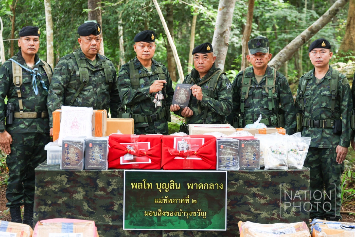 บิ๊กกุ้ง มอบยันต์พหูรมาน หลวงปู่ศิลา เสริมขวัญกำลังใจทหารชายแดน