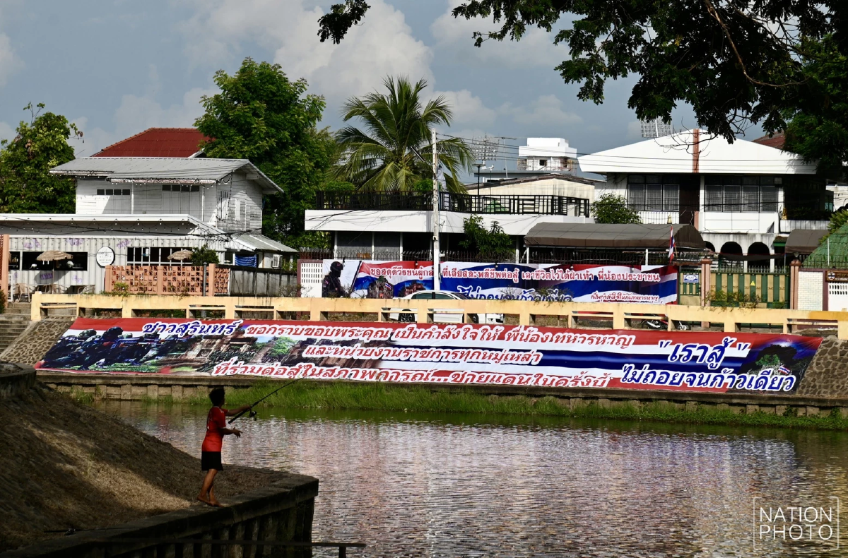 ชาวสุรินทร์รวมใจติดธงชาติ หน้าบ้าน–ร้านค้า ขอบคุณทหาร